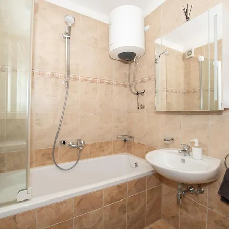 Laurentina - Modern With Large Terrace Near Beach-quiet And Comfortable דירה סוטיבאן